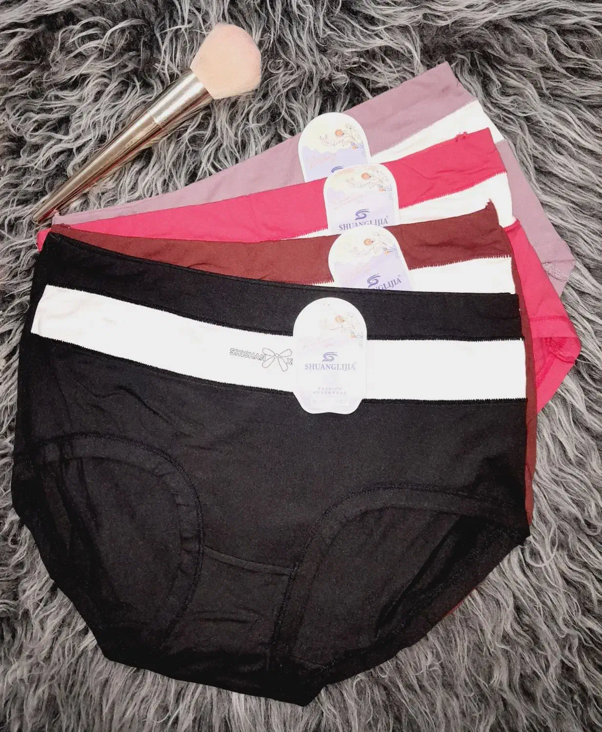 لباس زیر صبا|لباس|مشهد, کشف|دیوار