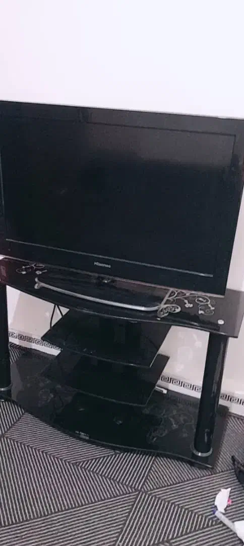 یک عدد تلوزیون ۳۲ و دو عدد میز|تلویزیون و پروژکتور|دزفول, |دیوار