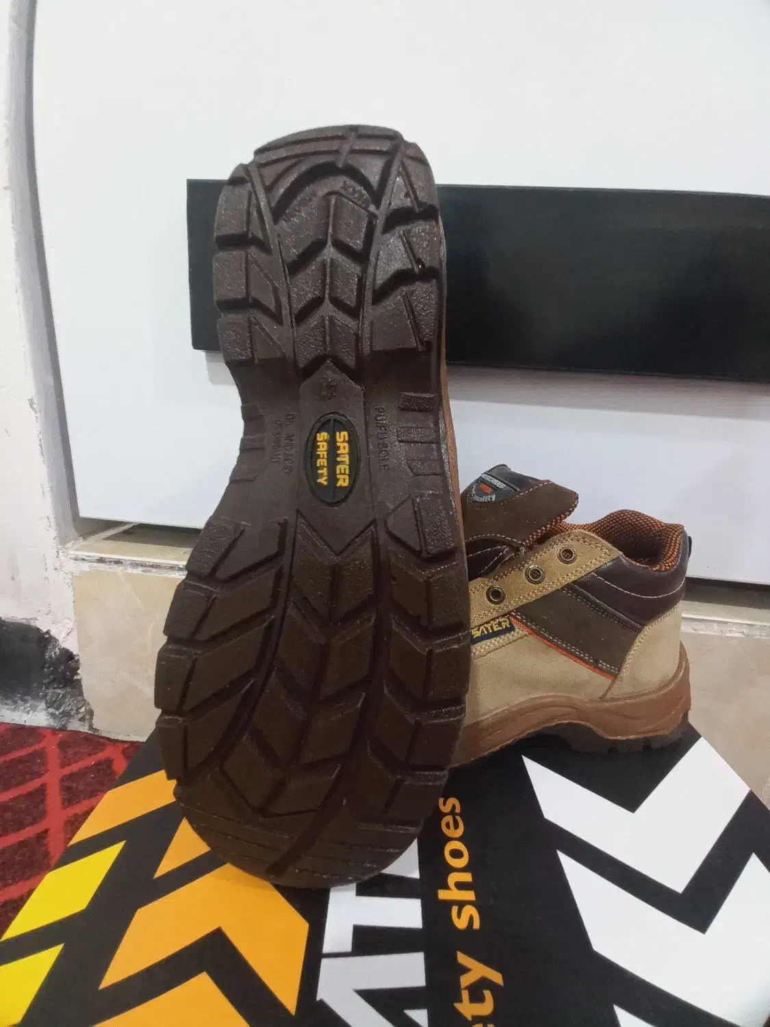 کفش ایمنی چرم مخصوص کوهنوردی و کوهستان|کیف، کفش، کمربند|دهدشت, |دیوار