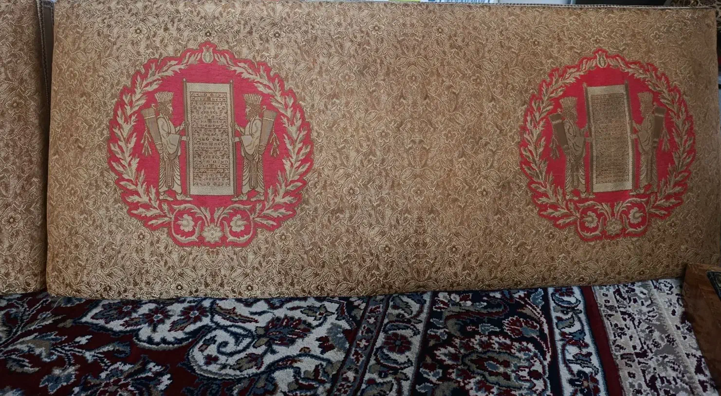 یک جفت پشتی|پشتی|بروجرد, |دیوار