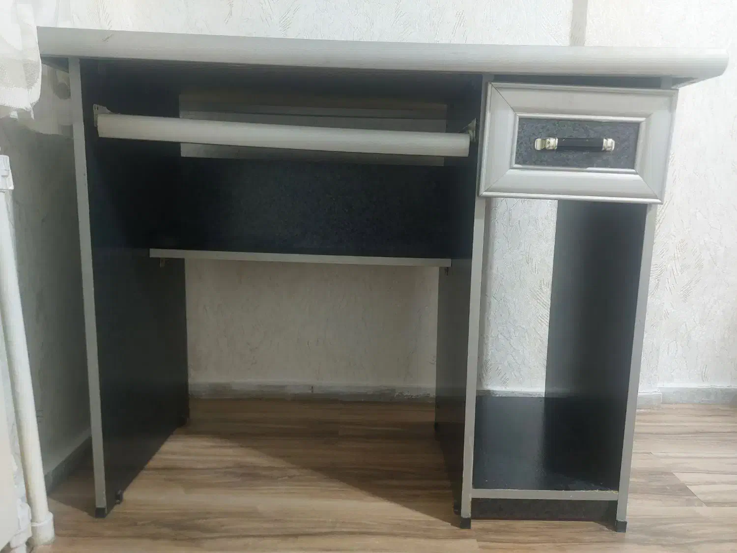 میز|میز تحریر و کامپیوتر|رشت, گلسار|دیوار