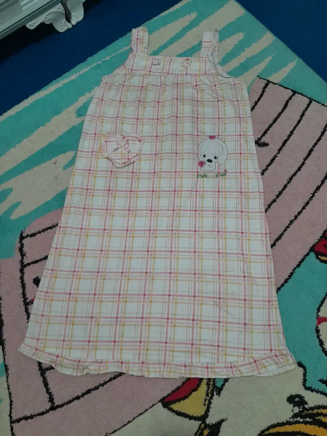 دو عدد لباس بارداری|لباس|رباط‌کریم, رباط‌کریم|دیوار