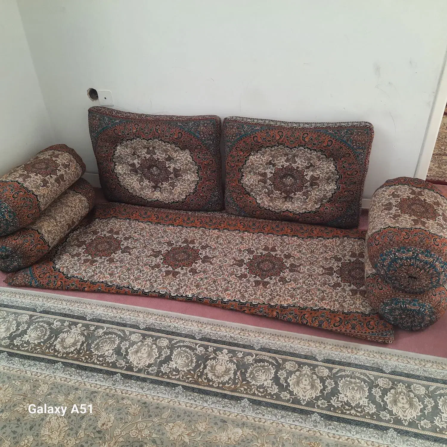 پشتی وبالش|رختخواب، بالش، پتو|شیراز, شیشهگری|دیوار