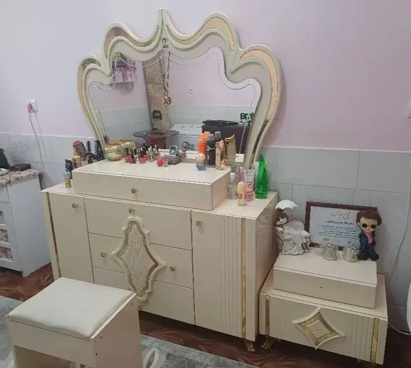 تخت ومیزارایشی|تخت و سرویس خواب|مبارکه, |دیوار