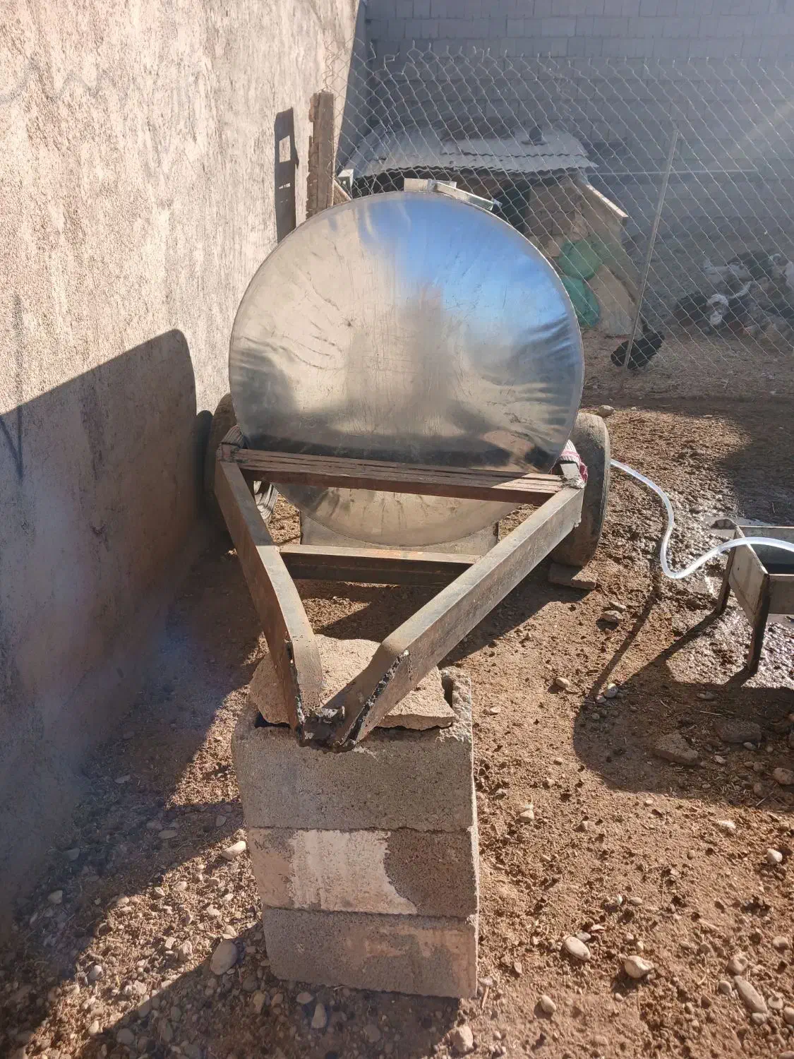 سلام تانکر هزار لیتری چرخ دار نوع ورق سفید گلوانیز|مصالح و تجهیزات ساختمان|صحنه, |دیوار