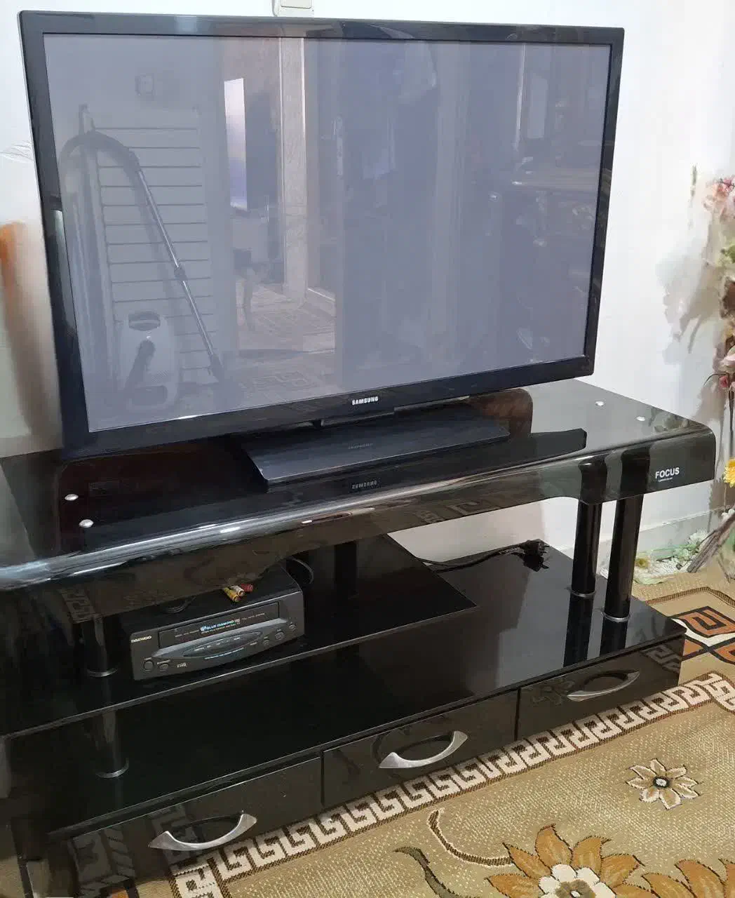 میز و تلویزیون 43 اینچ سامسونگ|تلویزیون و پروژکتور|هشتگرد, شهرک بعثت|دیوار