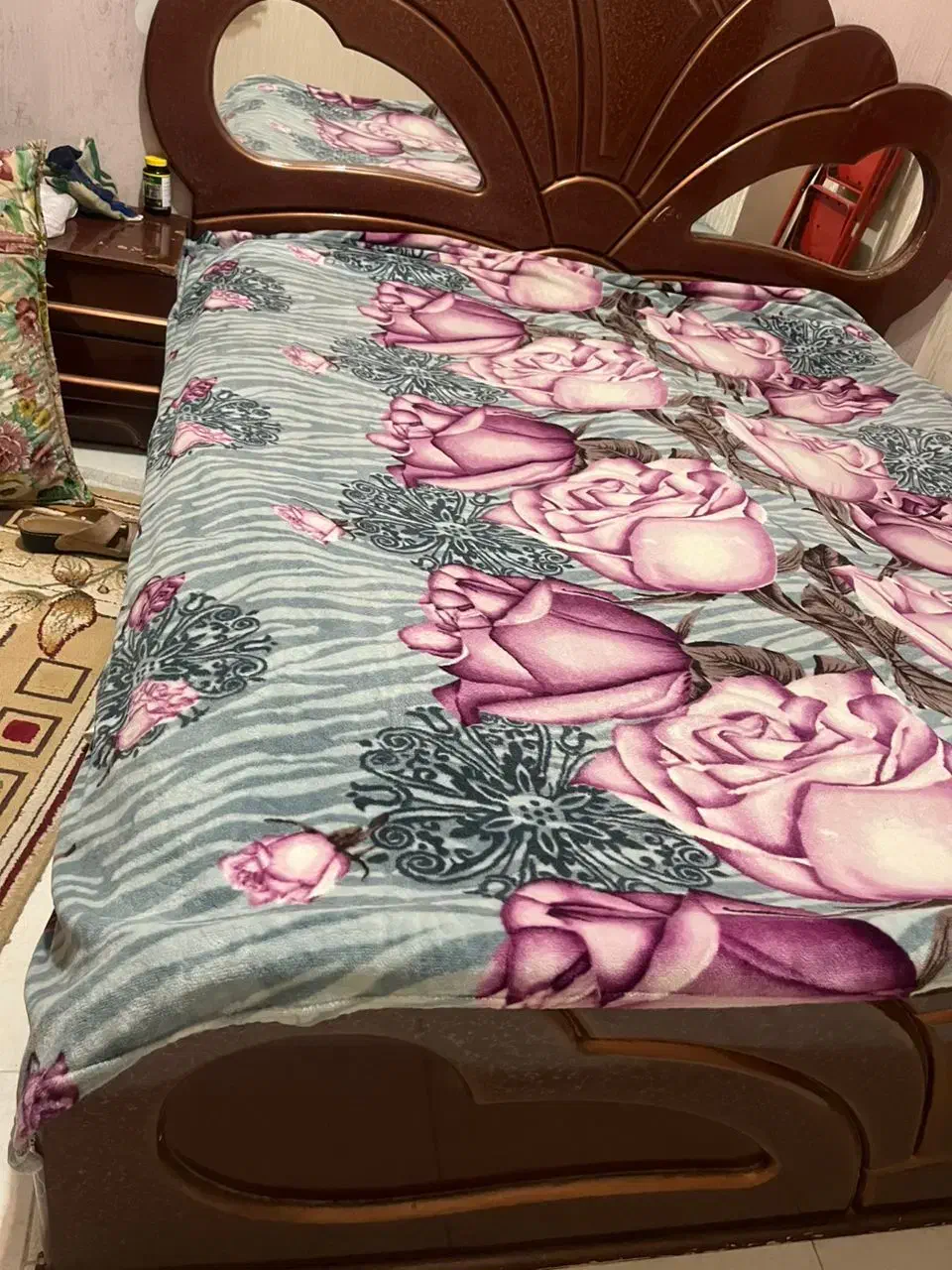 تخت بزرگ وقدیمی سالم|تخت و سرویس خواب|اصفهان, شاه پسند|دیوار