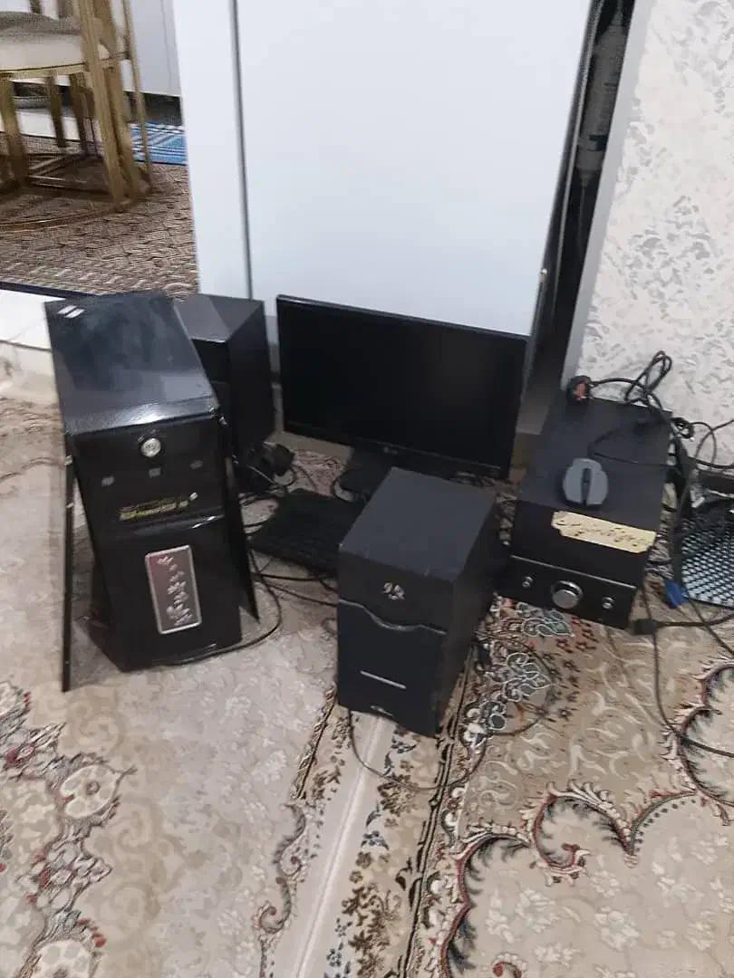 میز همراه با کامپیوتر کیبورد دوعدد بلندیش|رایانه رومیزی|صفادشت, |دیوار