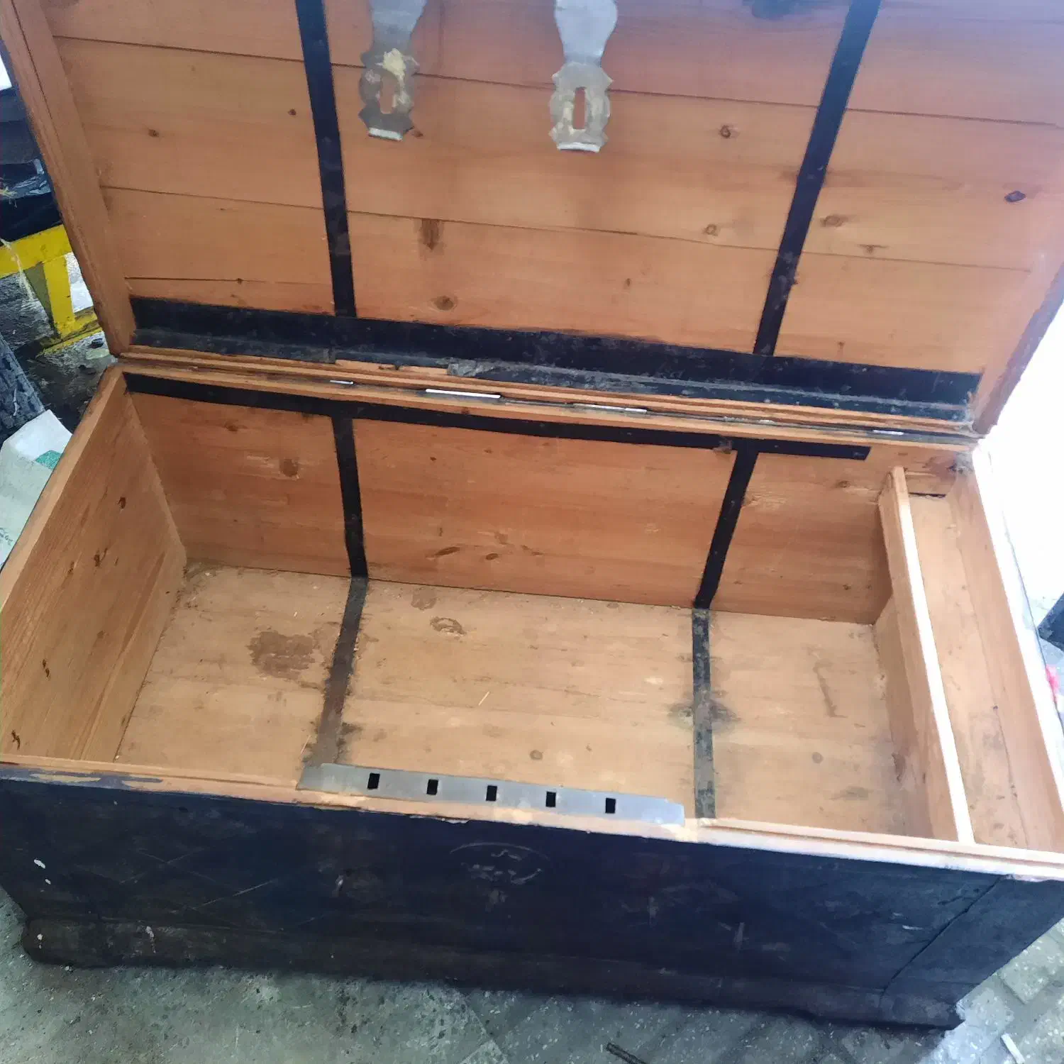 صندوق قدیمی بزرگ|کلکسیون اشیاء عتیقه|رشت, سلیمانداراب|دیوار