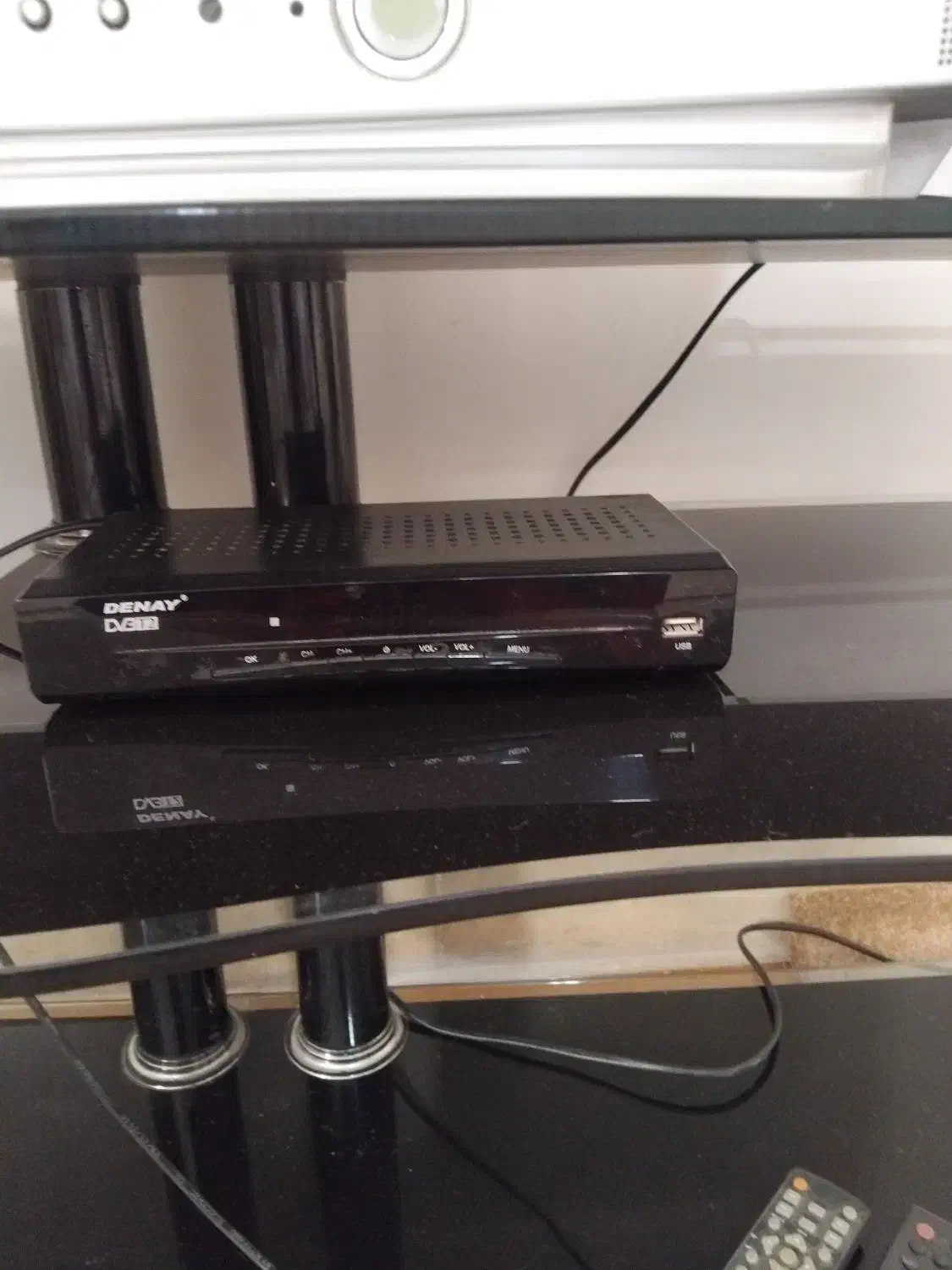 تلویزیون سامسونگ همراه با دیجیتال و میز تلویزیون|تلویزیون و پروژکتور|خمین, |دیوار