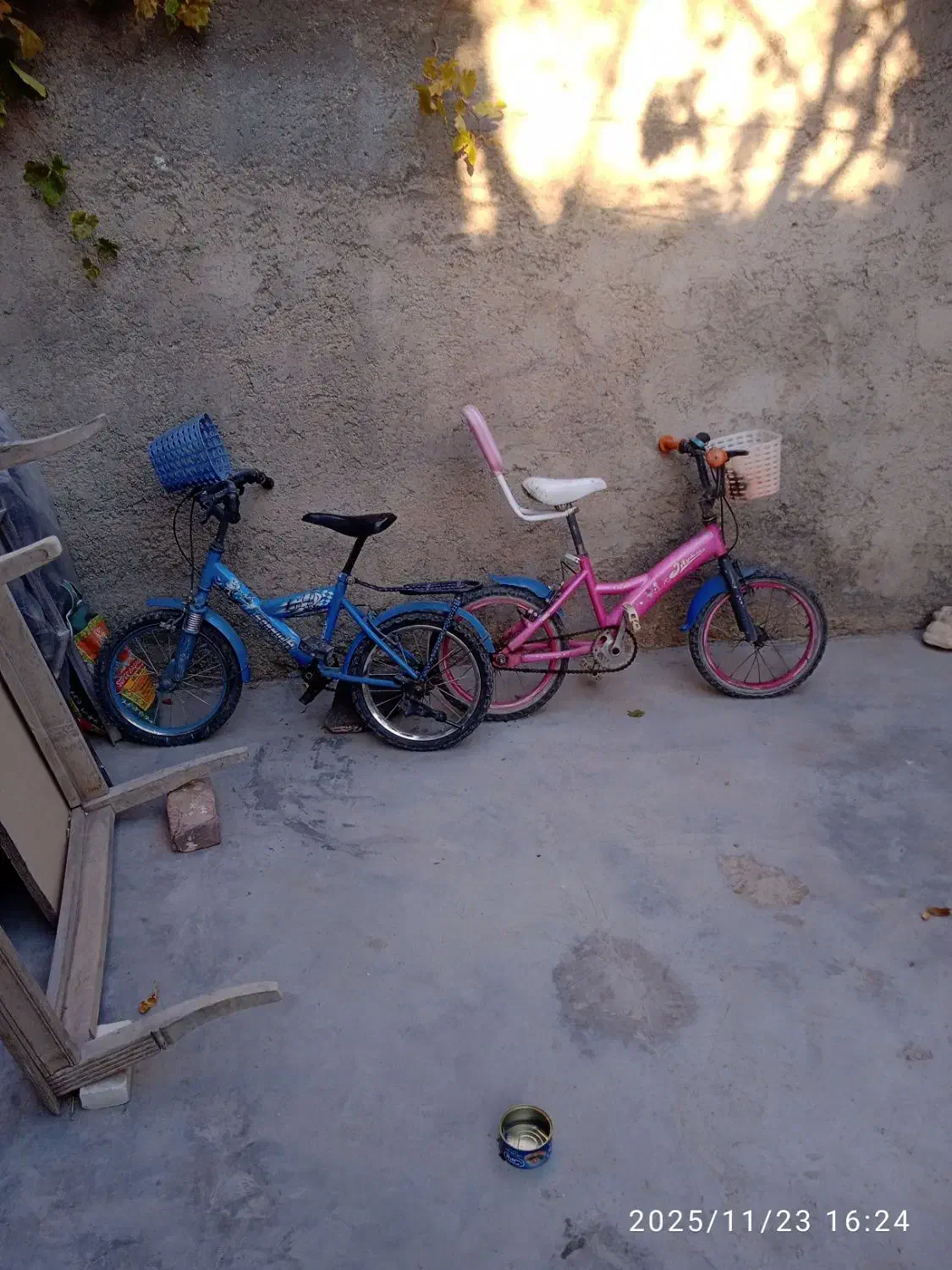 فروش دو عدد دوچرخه ۱۶ویک میزو صندلی غذاخوری ۴نفره|دوچرخه، اسکیت، اسکوتر|قروه, |دیوار