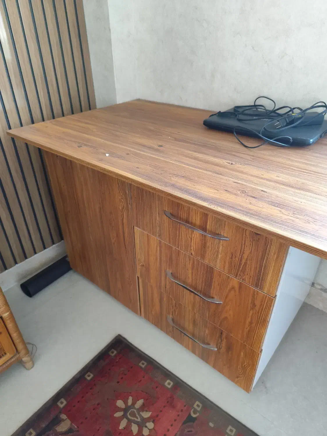 میز کار و کامپیوتر|میز تحریر و کامپیوتر|چمستان, |دیوار