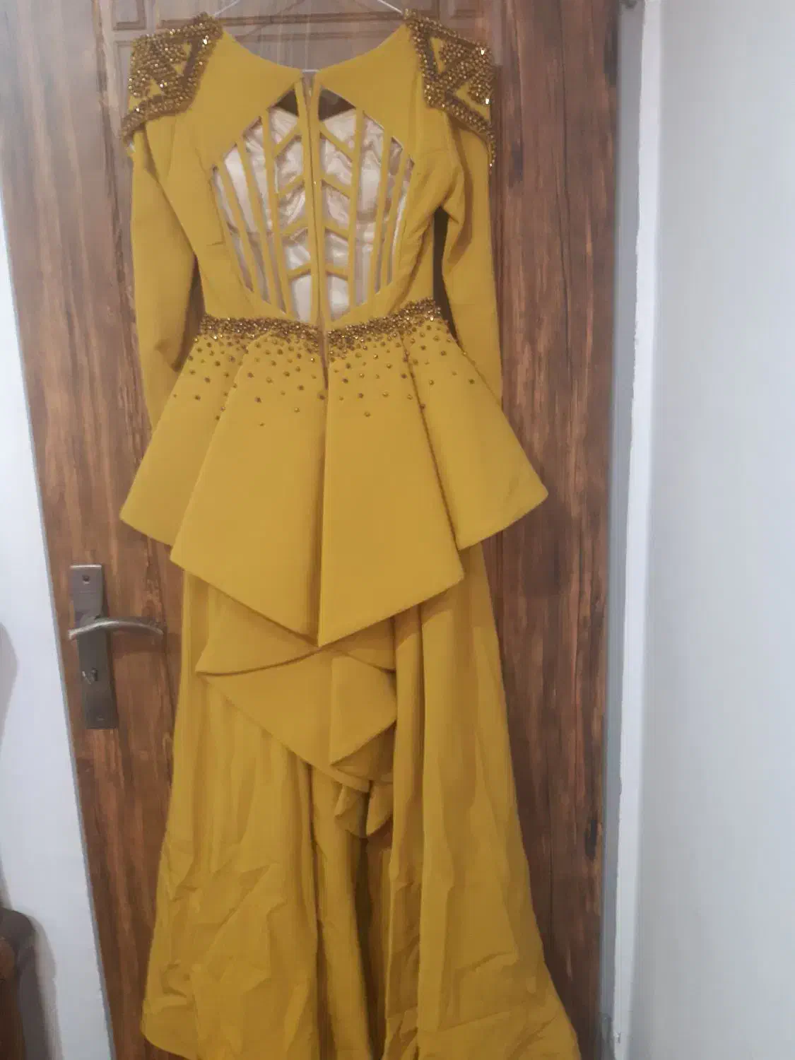 لباس مجلسی در حد نو|لباس|نیشابور, هفده شهریور|دیوار