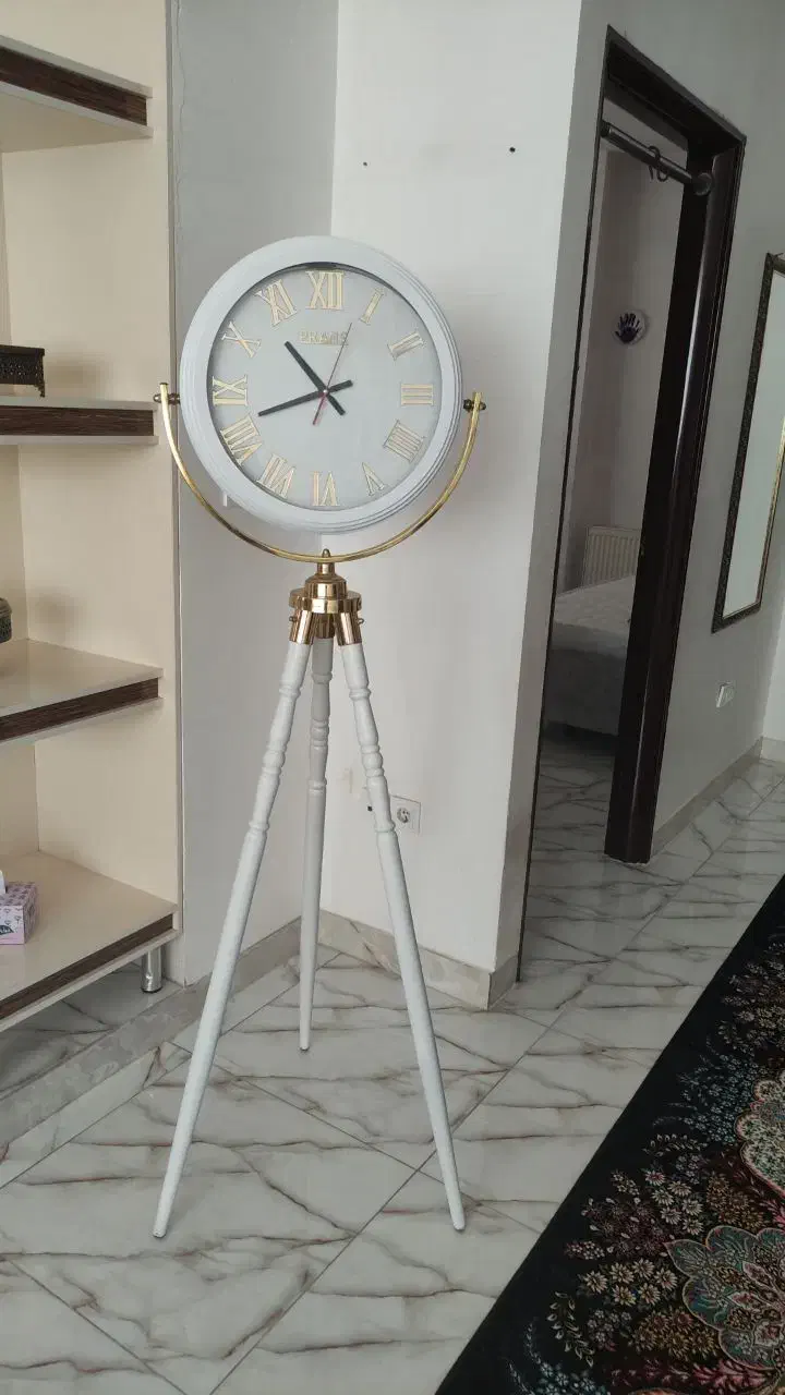 آباژور و ساعت ایستاده در حد نو|چراغ خواب و آباژور|صحنه, |دیوار