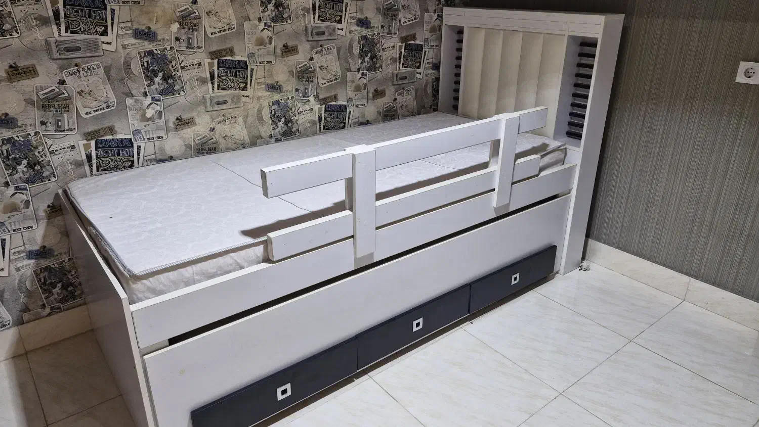 تخت مهمان میزبان در حد نو با تشکهاش|تخت و سرویس خواب|گرگان, |دیوار