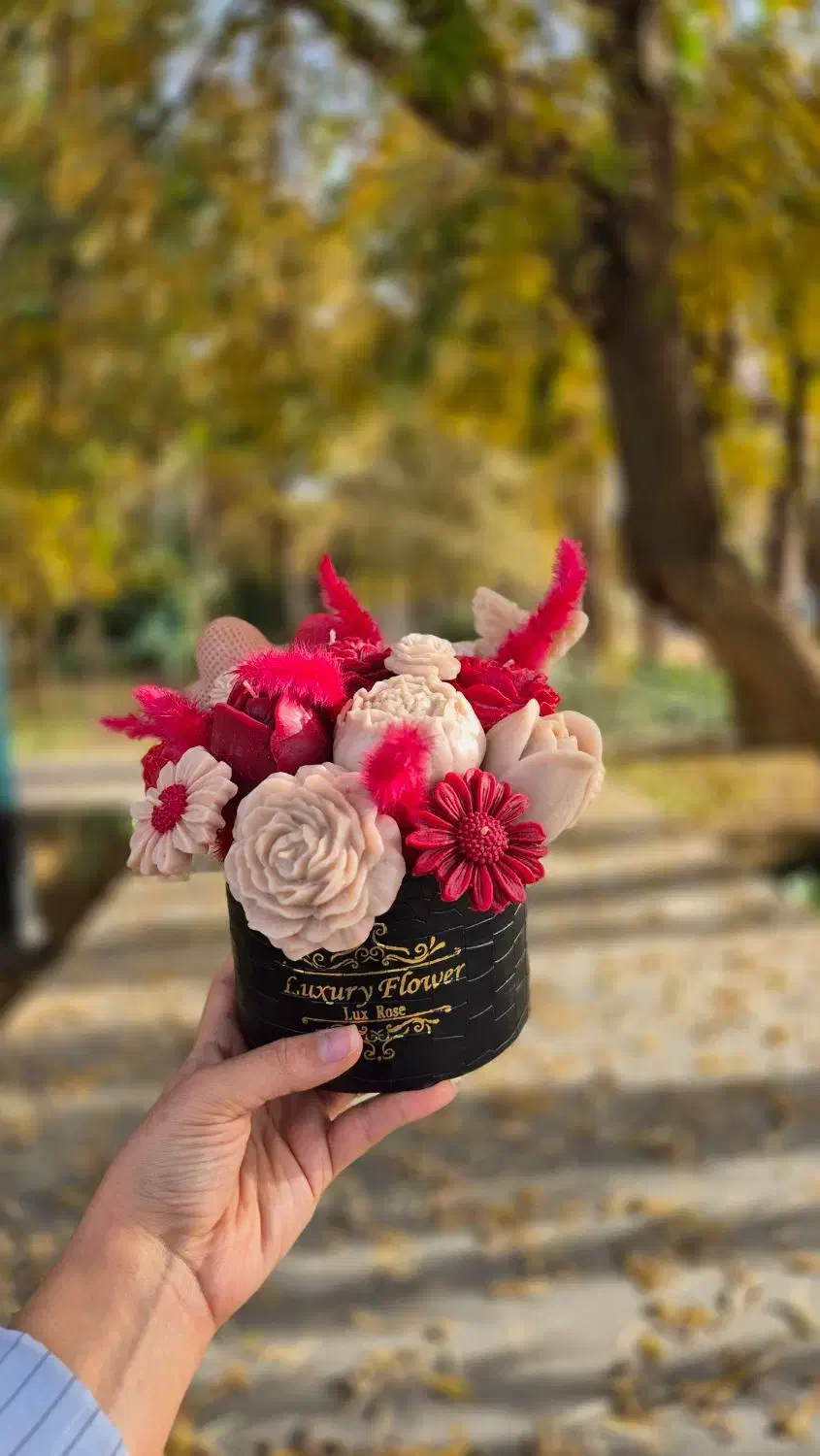 باکس گل هدیه روز زن|گل مصنوعی|یزد, |دیوار