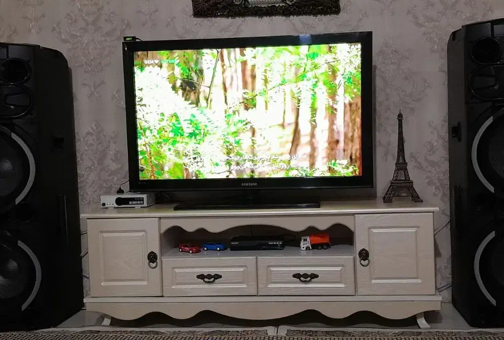 تلویزیون و میز تلویزیون|تلویزیون و پروژکتور|رباطکریم, نصیرشهر|دیوار