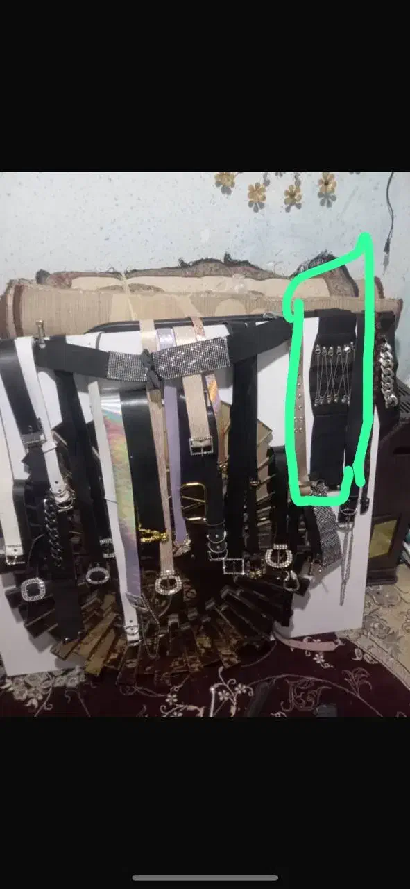 تعدادی کمربند جنس مارک نو، وتعدادی لباس زنانه|لباس|مرودشت, نقش رستم|دیوار