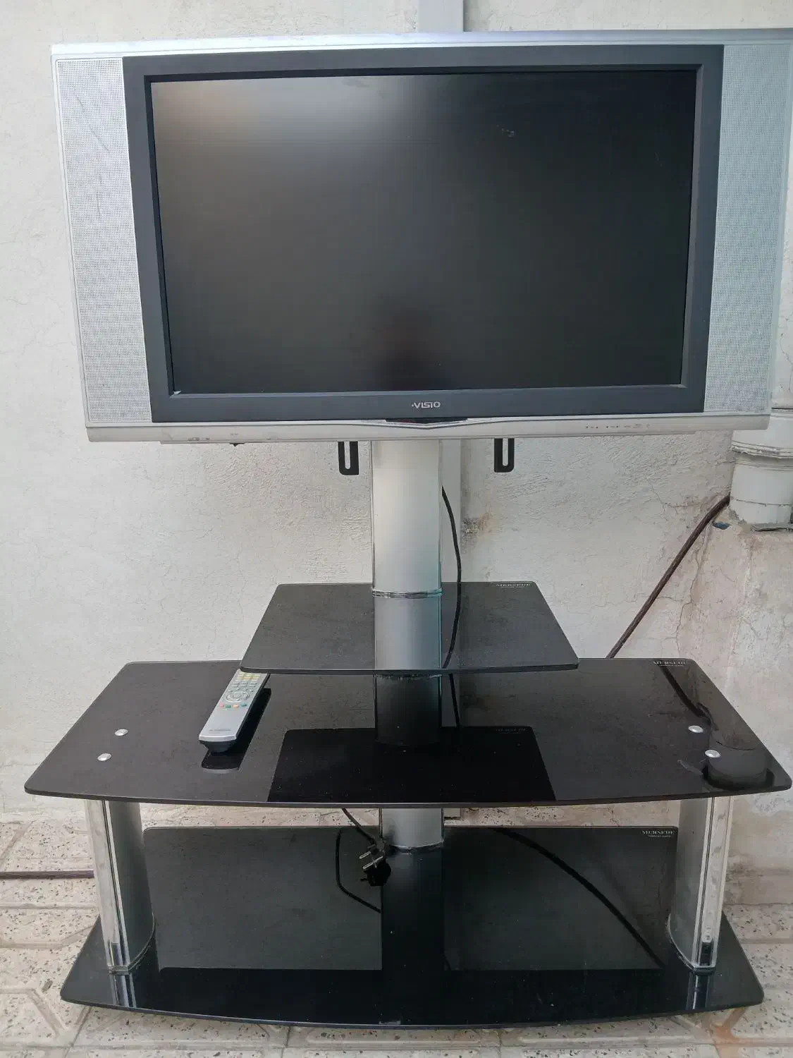 فروش یک دستگاه ال سی دی ۳۲ اینچ به همراه میزش|تلویزیون و پروژکتور|مشهد, رضاشهر|دیوار