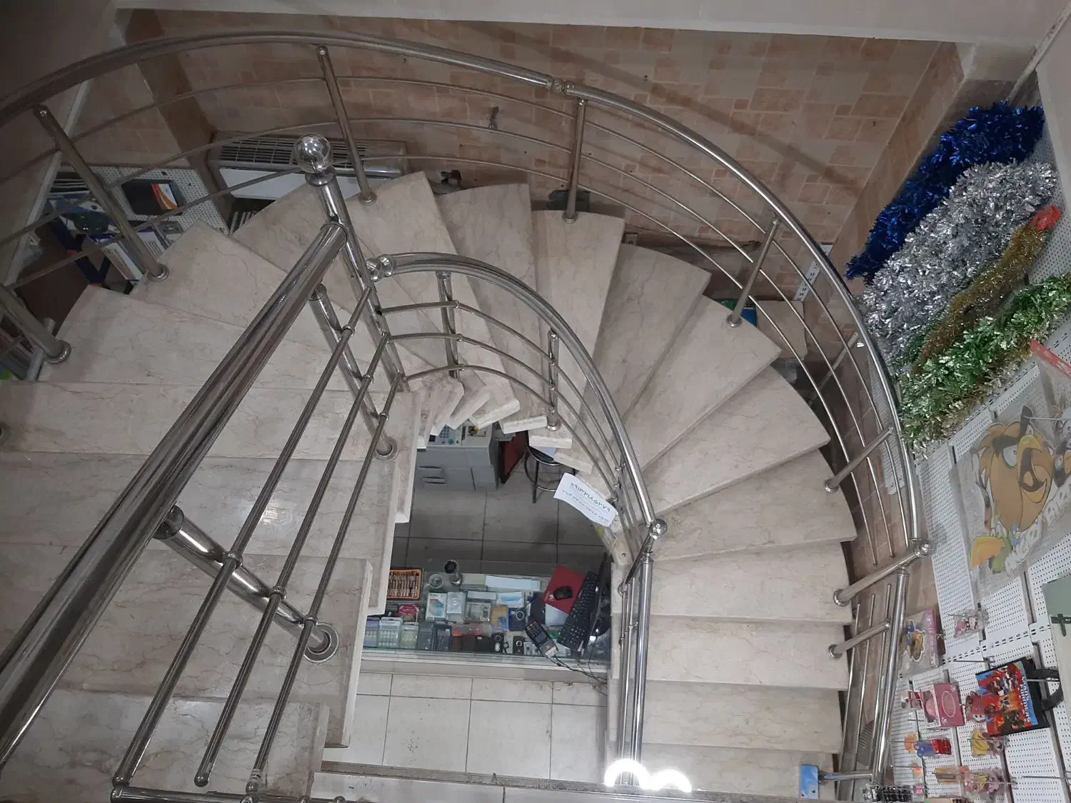 پله آهنی دست دوم|مصالح و تجهیزات ساختمان|اصفهان, باغ زرشک|دیوار