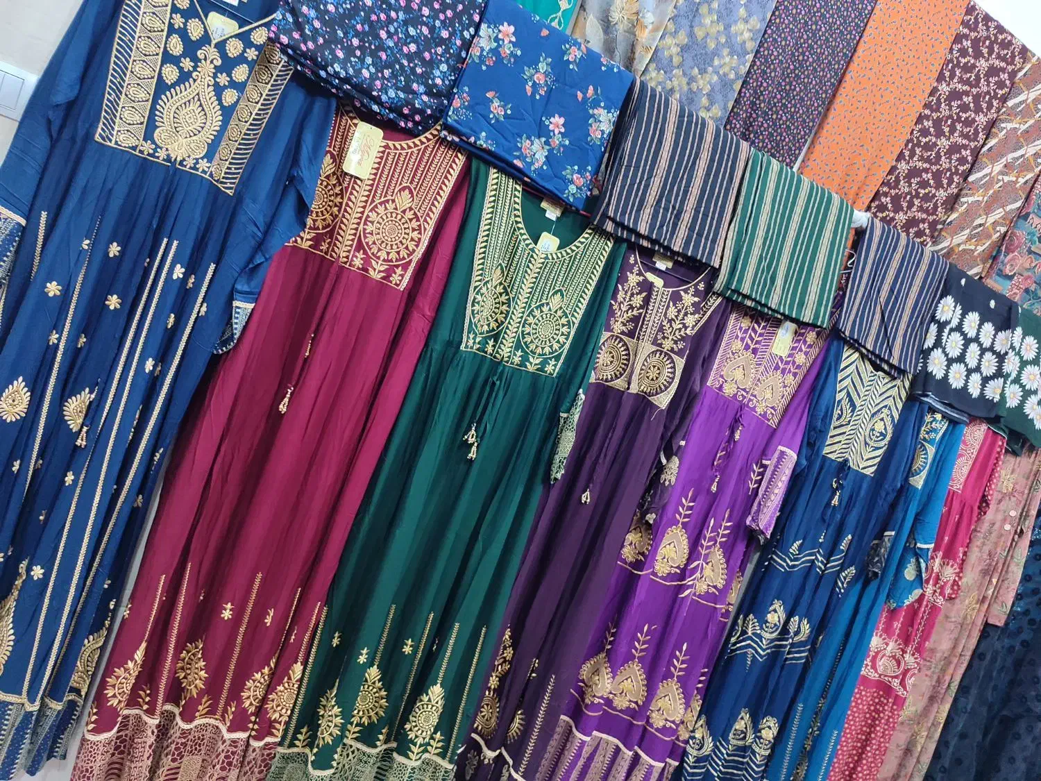 عبایات فرهنگیان ایمان 1 مقابل بلم دلال|لباس|سوسنگرد, |دیوار