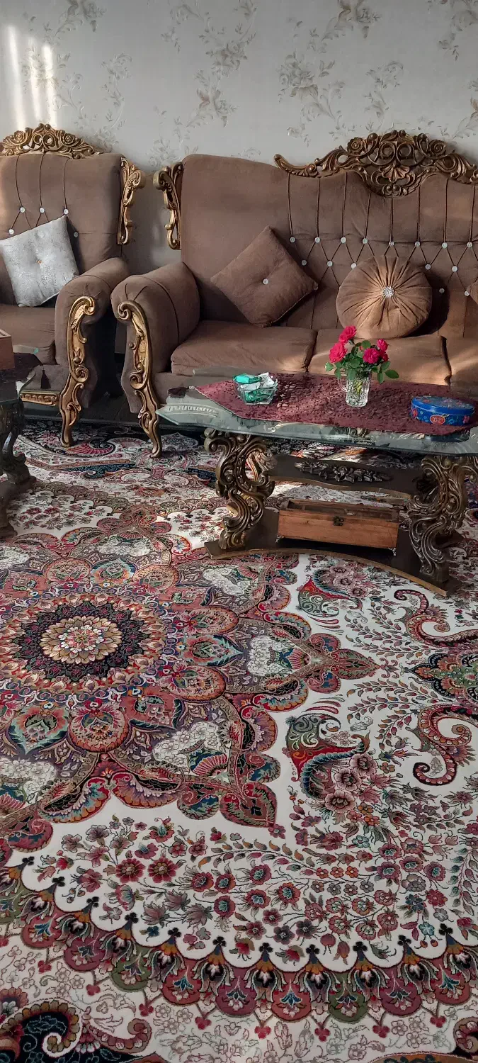 مبل ۹ نفره سلطنتی کم جا به همراه ۳ عدد میز عسلی|مبلمان خانگی و میز عسلی|رشت, عینک|دیوار