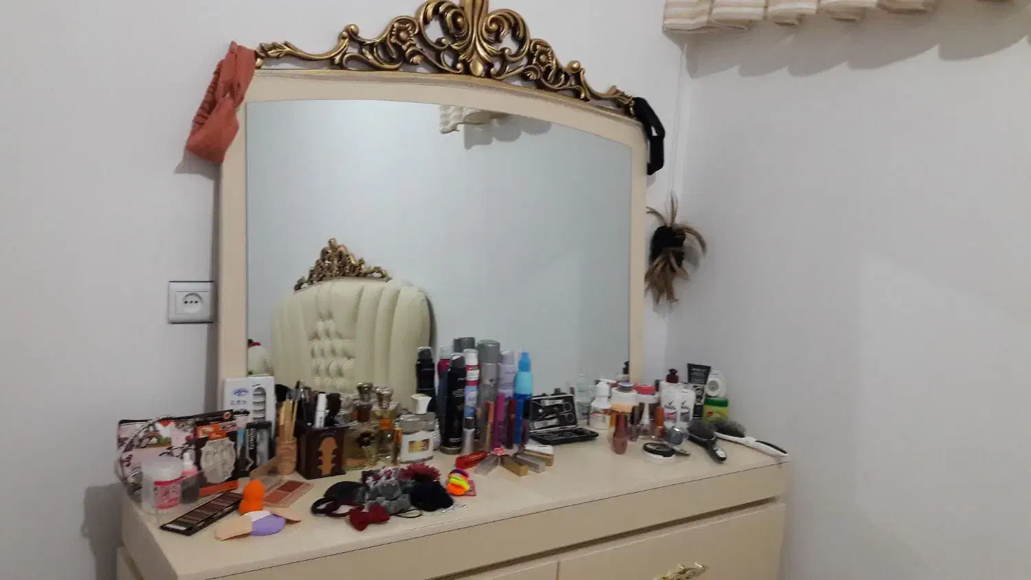 تخت همراه با تشک.میزآرایش.جاکفشی.ویترین|تخت و سرویس خواب|زاینده رود, |دیوار