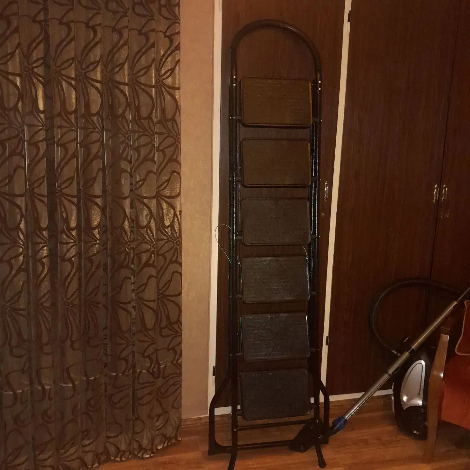 یک عدد نردبان فلزی ۶ پله|ابزارآلات|پردیس, فاز ۲|دیوار