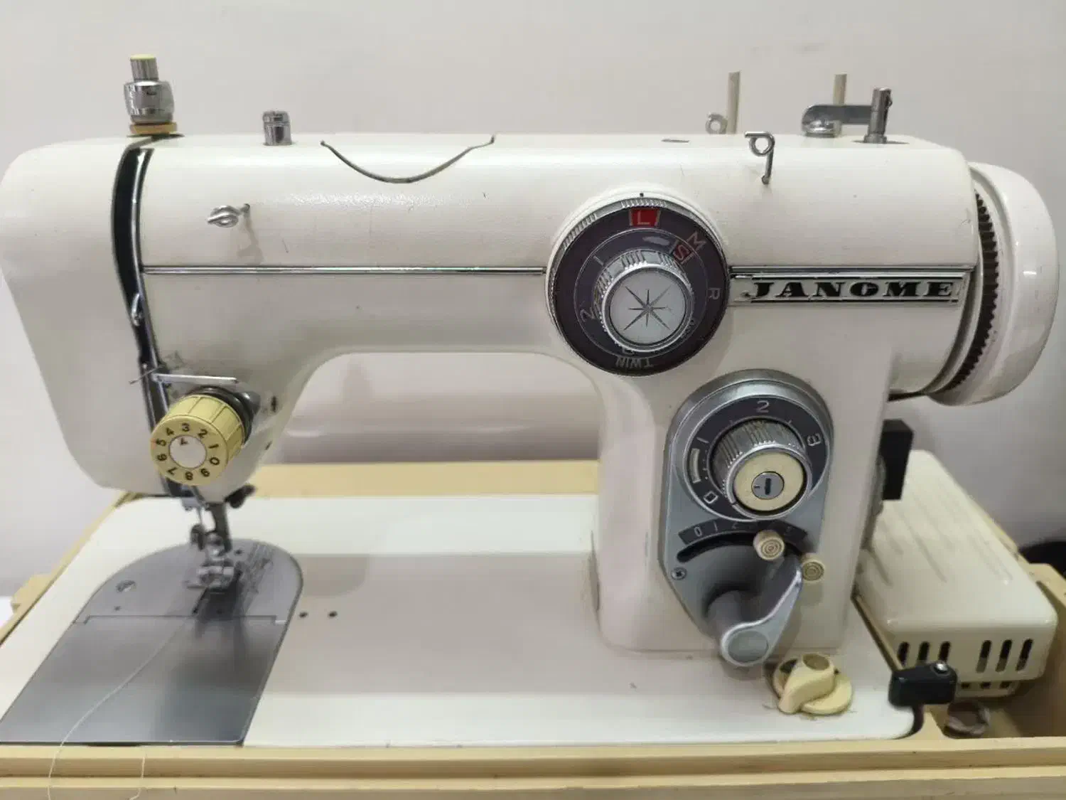 چرخ ژانویه|چرخ خیاطی و ریسندگی|برخوار, |دیوار