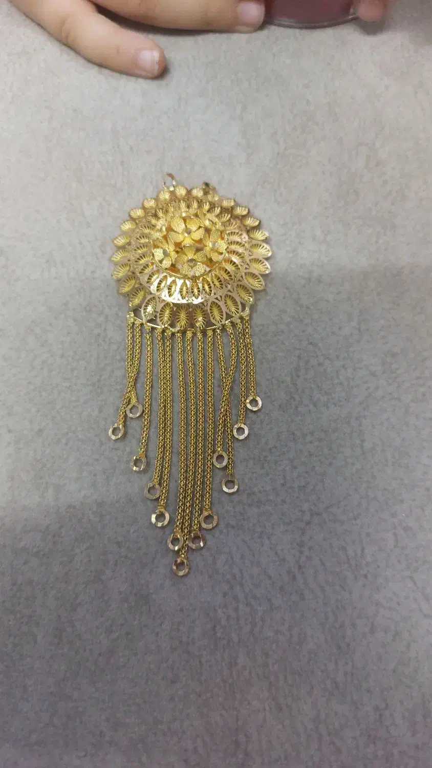 یک تکه از گردنبند(پلاک)|جواهرات|قنوات, |دیوار