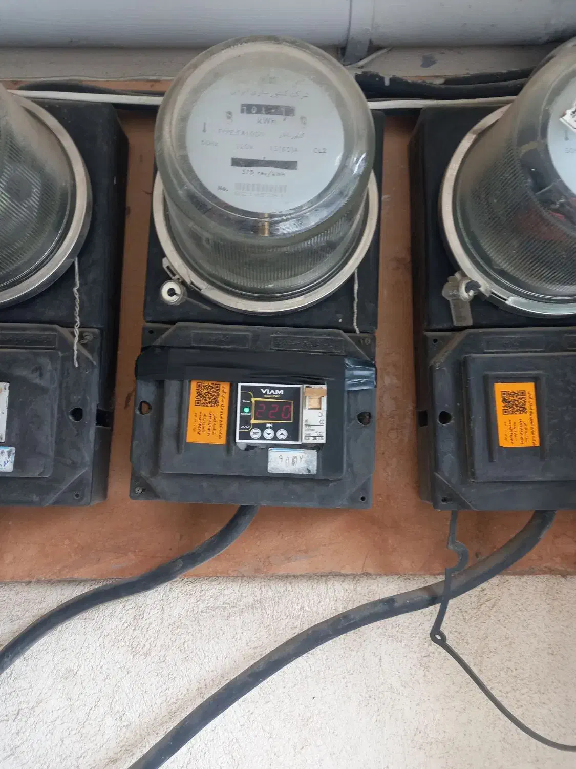 برقکار رشت.برقکاری.برق کاری|خدمات پیشه و مهارت|رشت, آزادگان|دیوار