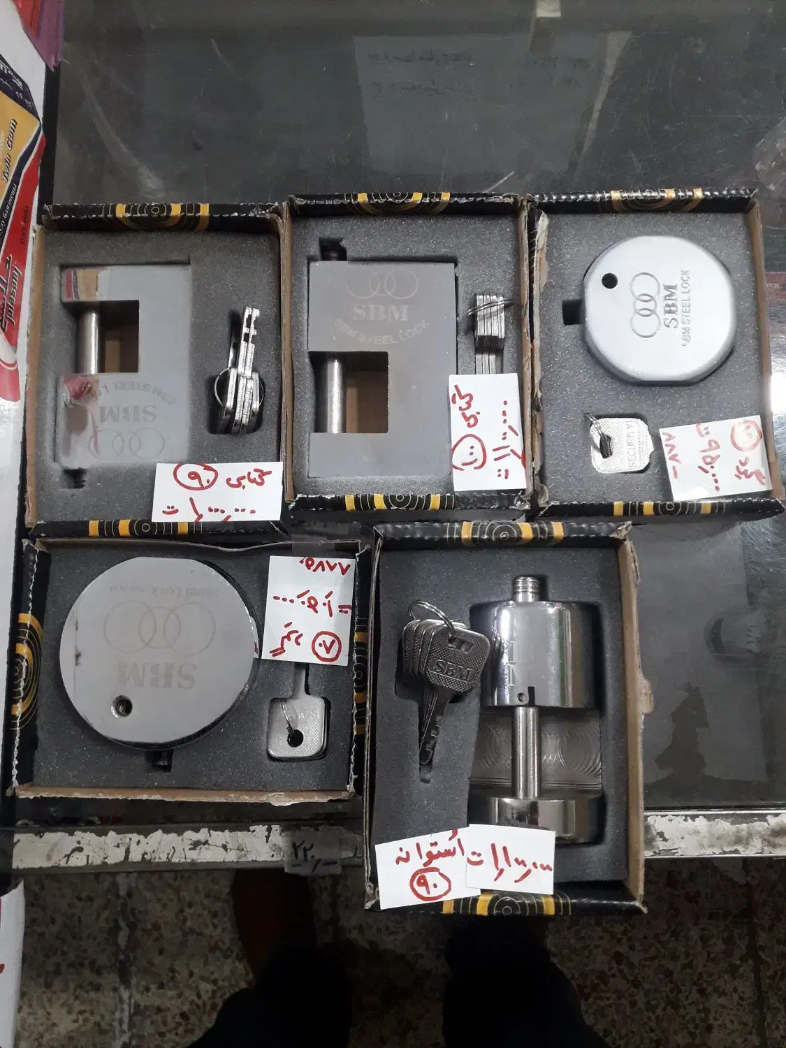 قفل کتابی|ابزارآلات|کرج, اصفهانی‌ها|دیوار