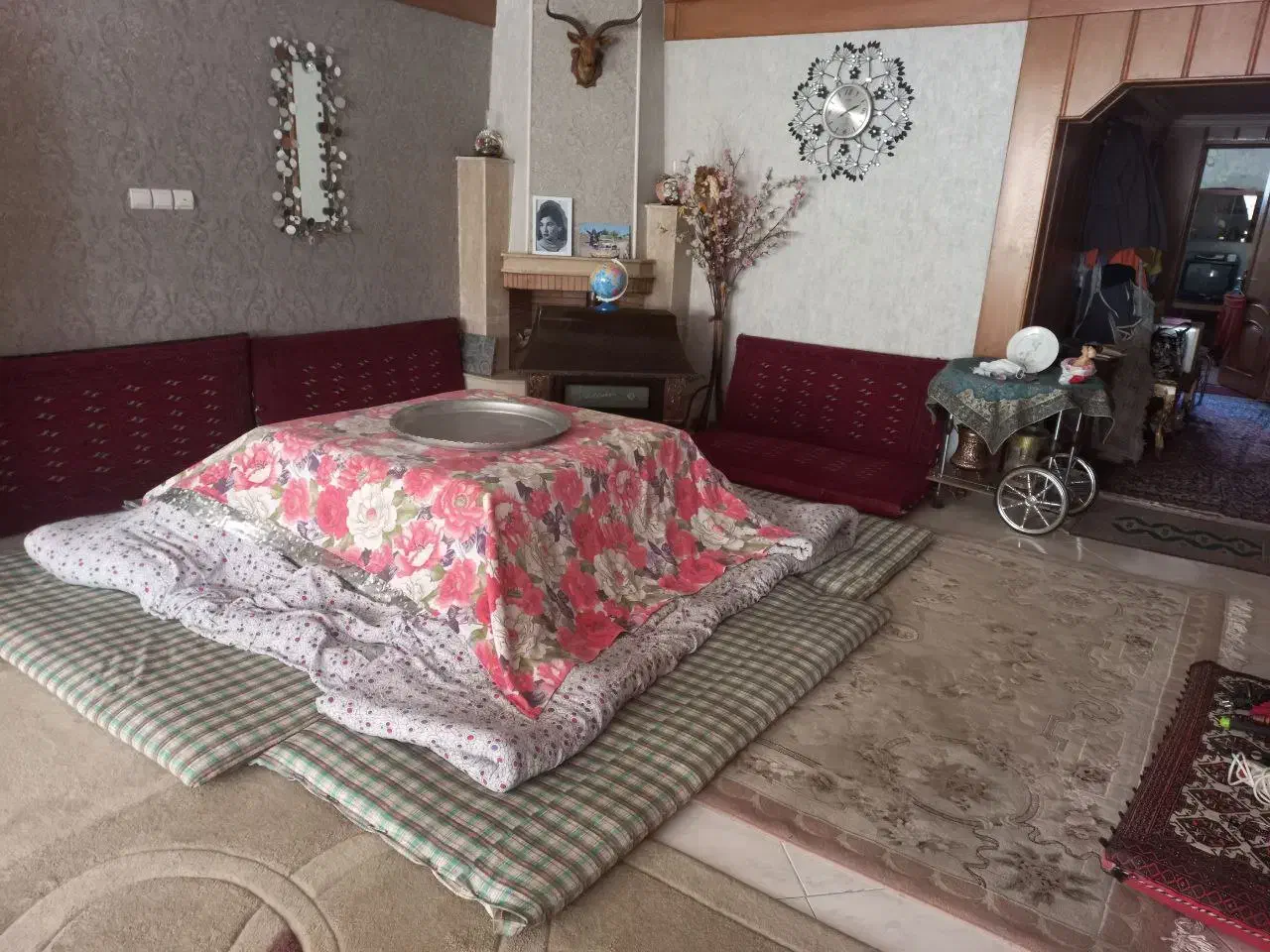 کرسی|رختخواب، بالش، پتو|مشهد, فرهنگ|دیوار