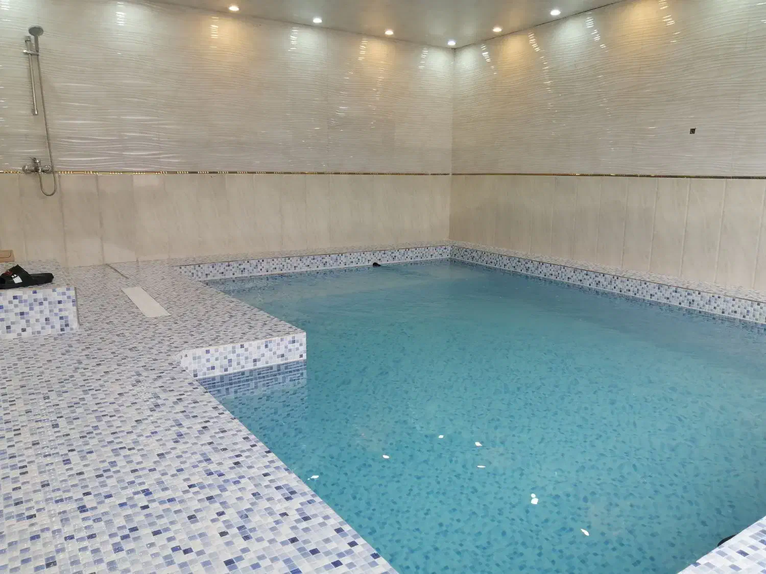 اجاره ویلا دوبلکس با استخر آب گرم.|اجارهٔ کوتاه‌مدت ویلا و باغ|مشهد, لقمانی|دیوار