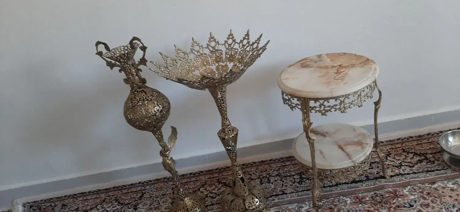 گلدان و میز برنز جنس قدیمی|کلکسیون اشیاء عتیقه|کرمانشاه, |دیوار