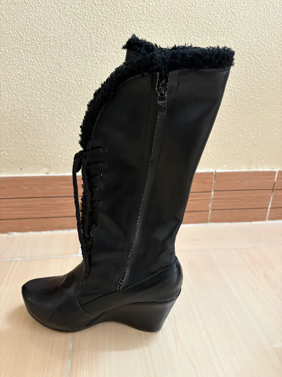 بوت بلند زنانه|کیف، کفش، کمربند|شاهینشهر, خانه کارگر|دیوار