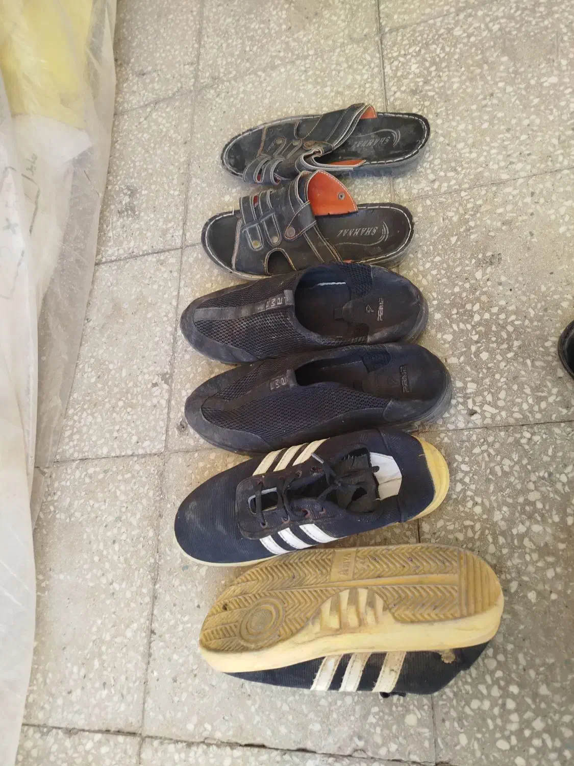 سه جفت کفش|کیف، کفش، کمربند|کاشان, قطب راوندی|دیوار