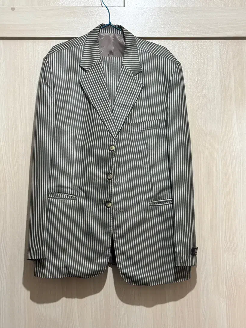 دو دست کت و شلوار|لباس|صفادشت, |دیوار