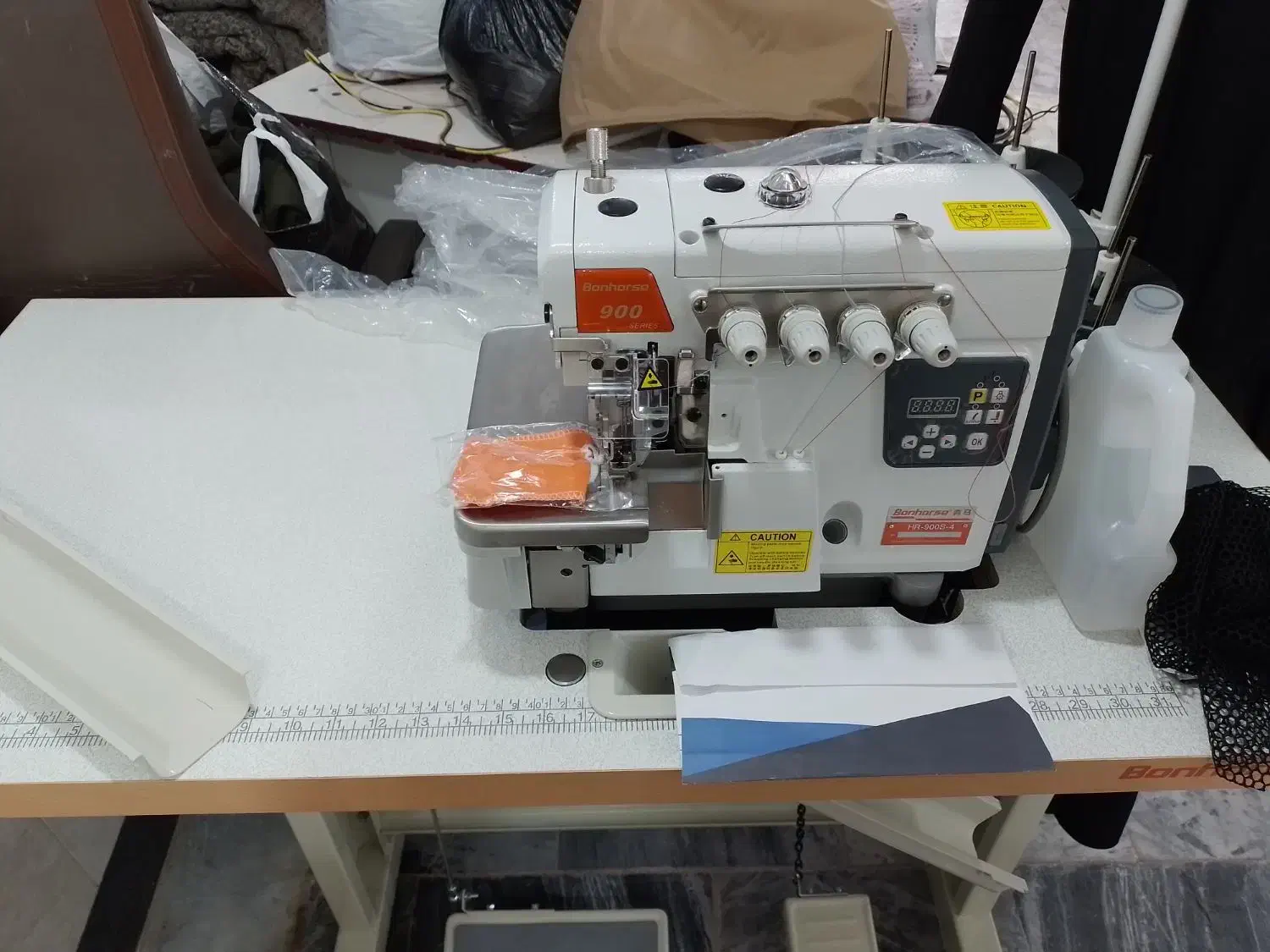 چرخ سردوز ۴نخ بن هورس ۹۰۰ اتو ومکش|چرخ خیاطی و ریسندگی|بروجرد, |دیوار