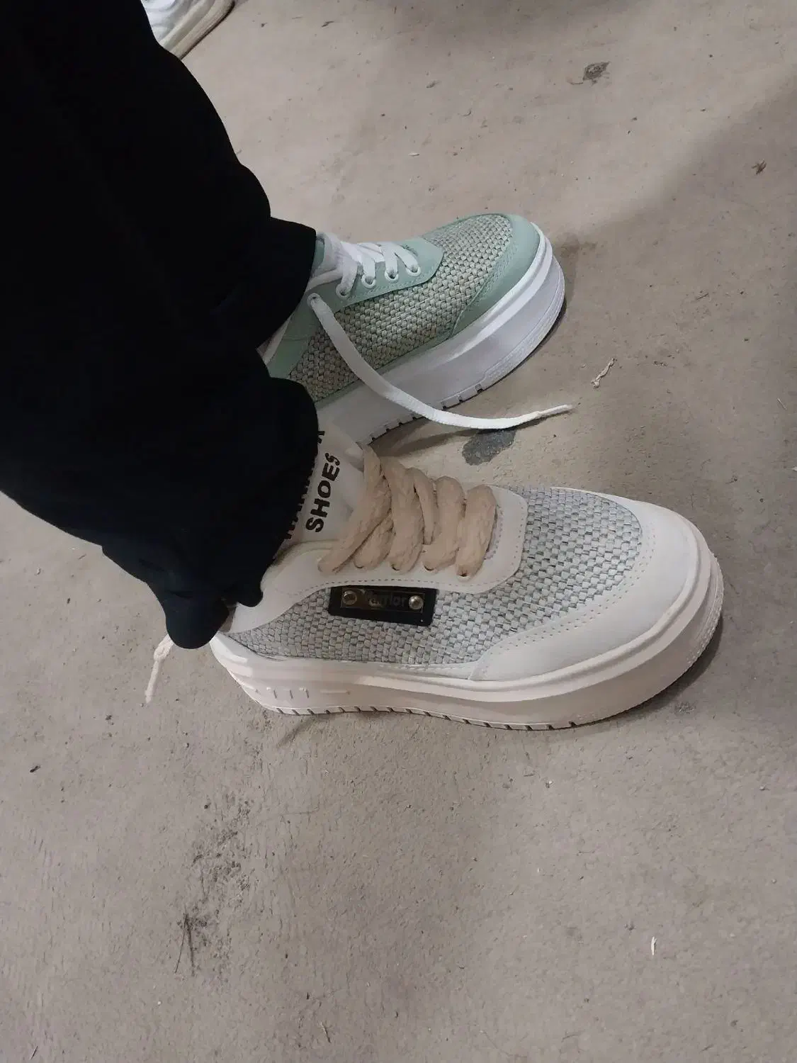 کفش|کیف، کفش، کمربند|درمیان, |دیوار