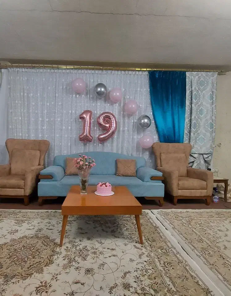 کنار پرده مخمل رنگ فیروزه ای در حدنو|پرده، رانر، رومیزی|سنندج, |دیوار