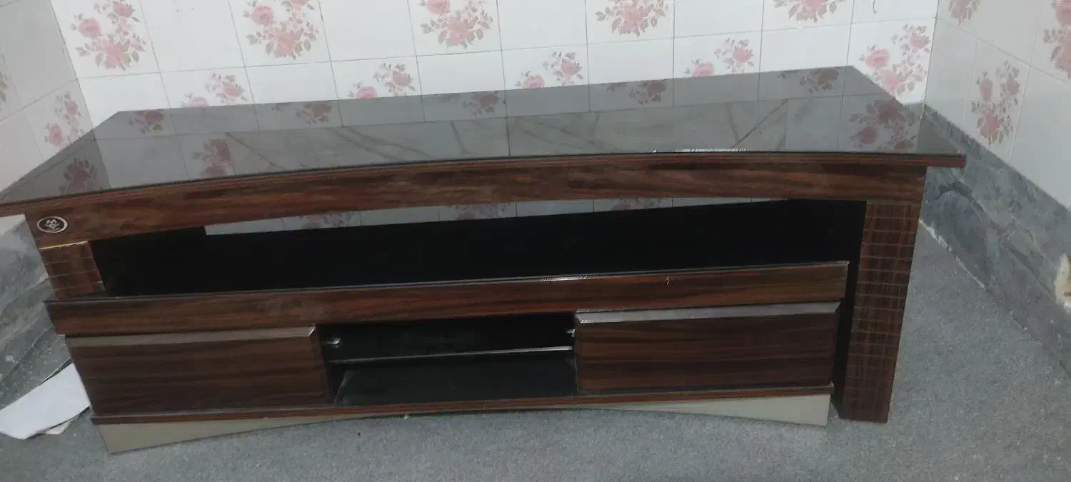 زیر تلویزیونی|میز تلویزیون|مرودشت, فرهنگ|دیوار