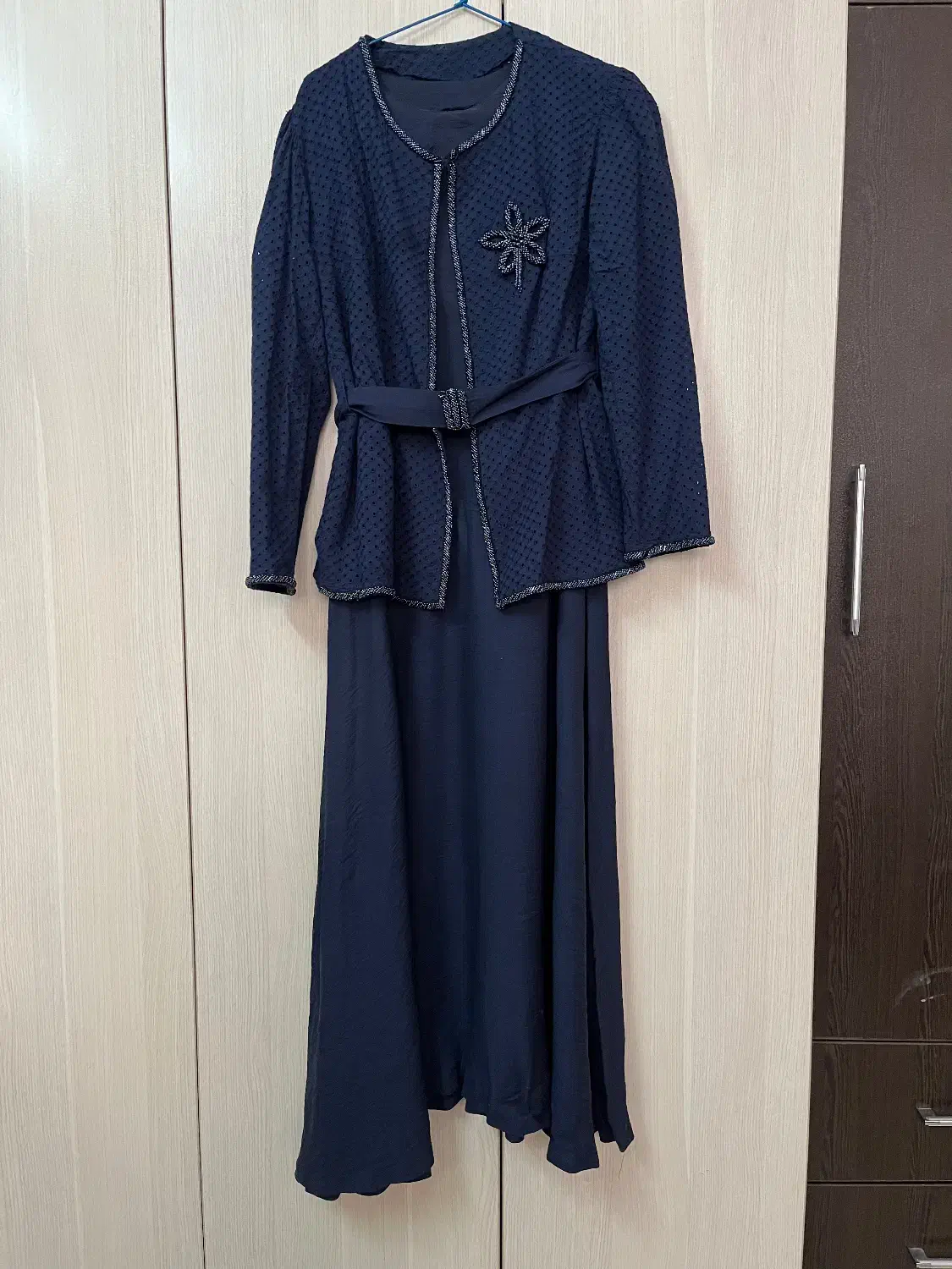 لباس|لباس|مشهد, راهنمایی|دیوار