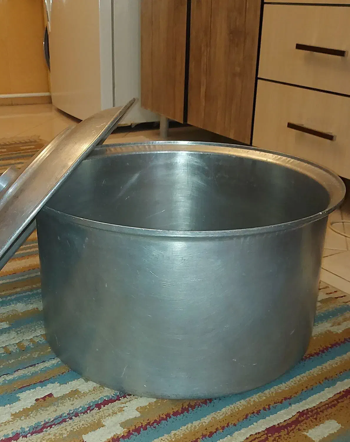 قابلمه روحی بزرگ با بدنه محکم و ضخیم|ظروف پختوپز|تهران, نیروی هوایی (پیروزی)|دیوار