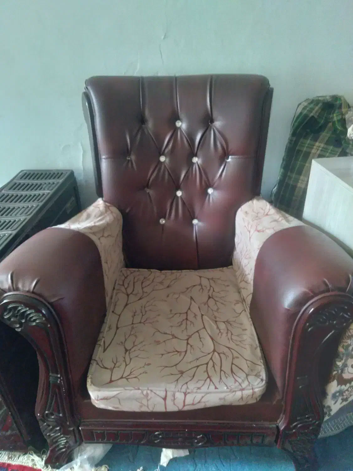 مبل ۴ نفره چرم به همراه میزعسلی مناسب سوئیت یا باغ|مبلمان خانگی و میز عسلی|همدان, |دیوار