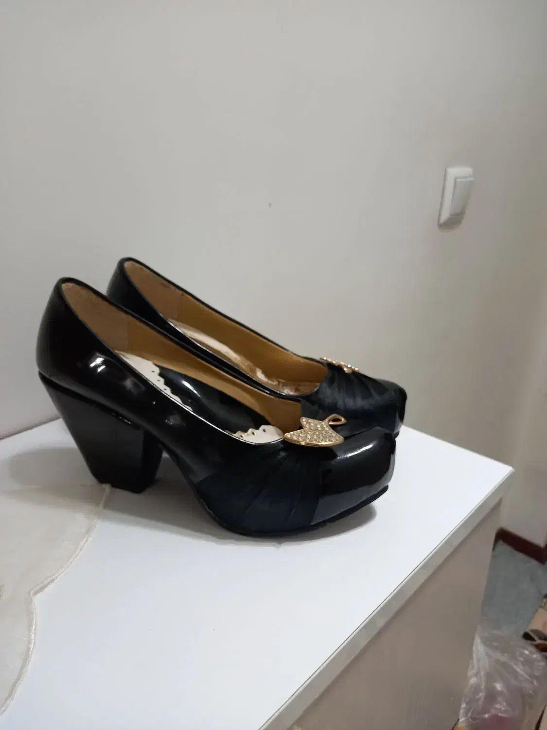 کفش مجلسی|کیف، کفش، کمربند|قم, انسجام|دیوار