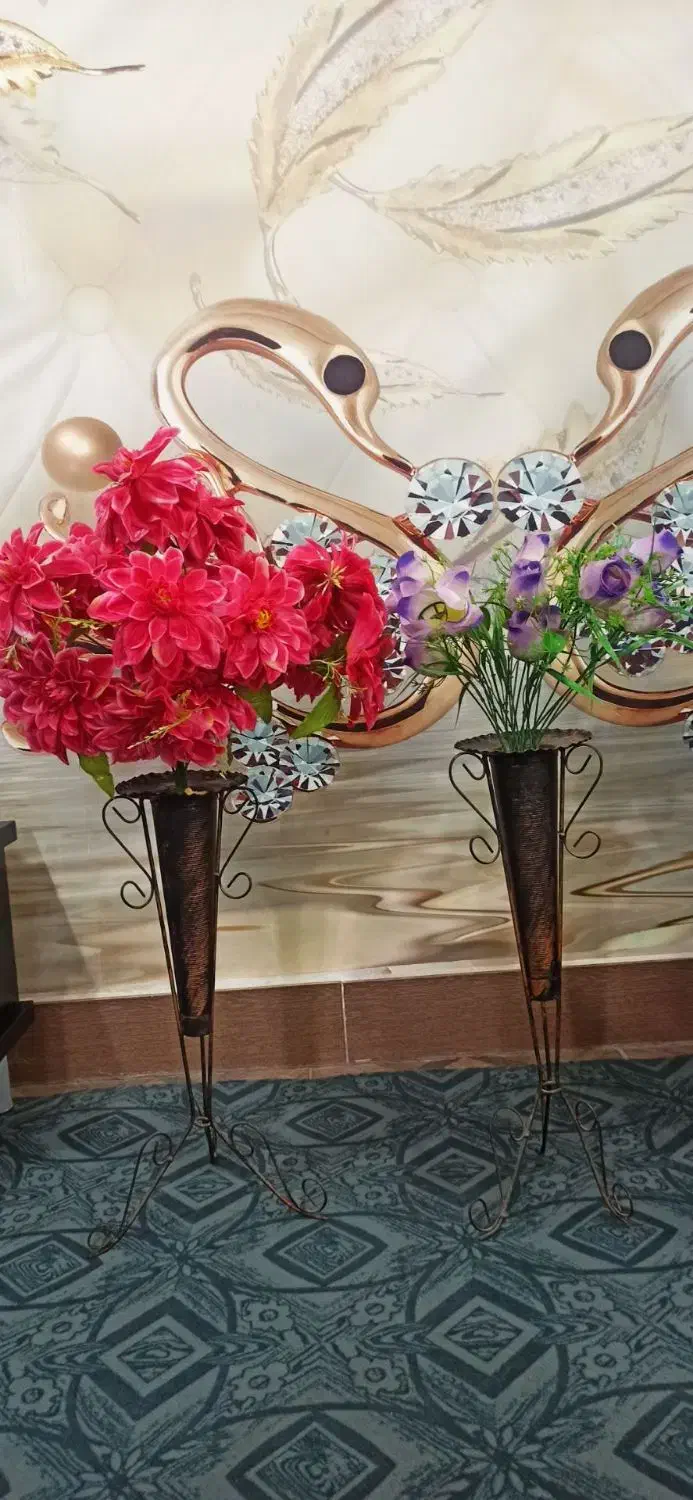 دو عدد گل مصنوعی در حد نو با گلدان|گل مصنوعی|کلاله, |دیوار