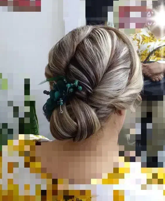 خدمات میکاپ و شنیون۶۹۹   رنگ ولایت آرایش دائم|خدمات آرایشگری و زیبایی|مشهد, هنرور|دیوار