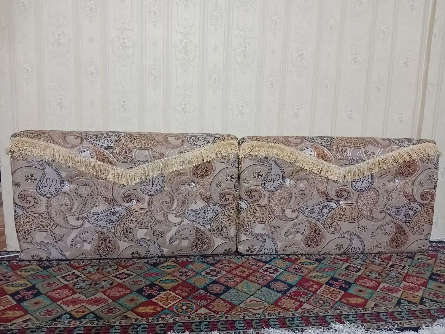 پشتی جفتی  رنگ کرم  بته جقه|پشتی|ری, علایین|دیوار