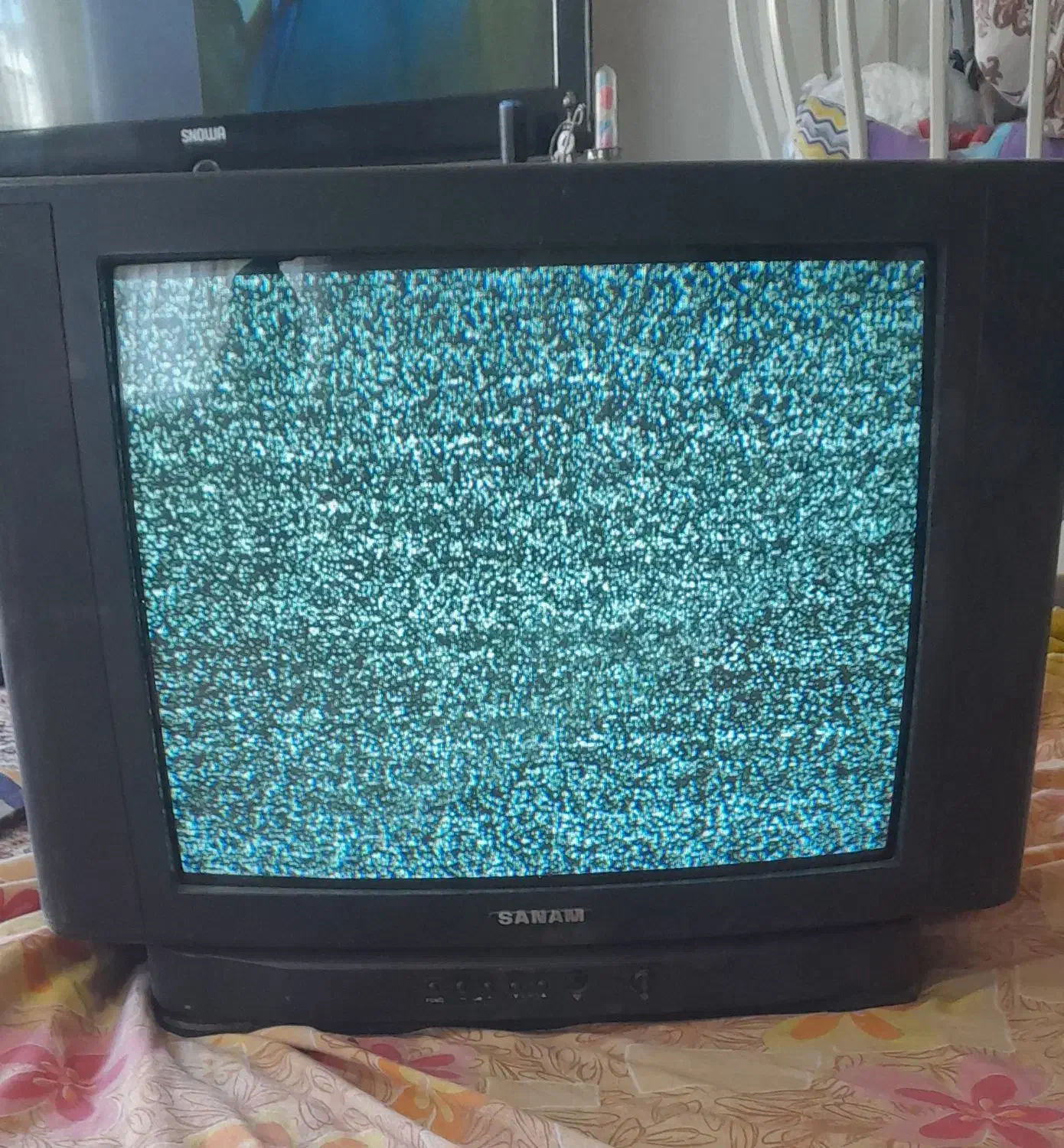 دوعدد تلویزیون ۲۱ و۲۳ اینچ با برند نیک و سنام|تلویزیون و پروژکتور|هشتگرد, هشتگرد قدیم|دیوار